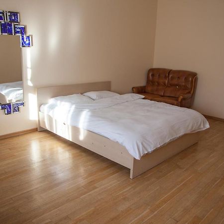 Two Bedroom Apartment With Balcony Kiev Buitenkant foto
