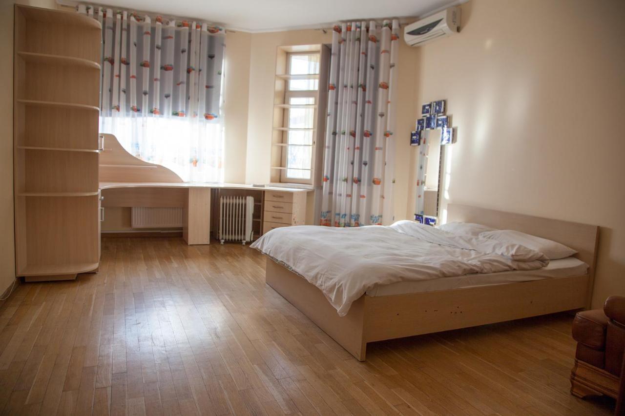 Two Bedroom Apartment With Balcony Kiev Buitenkant foto