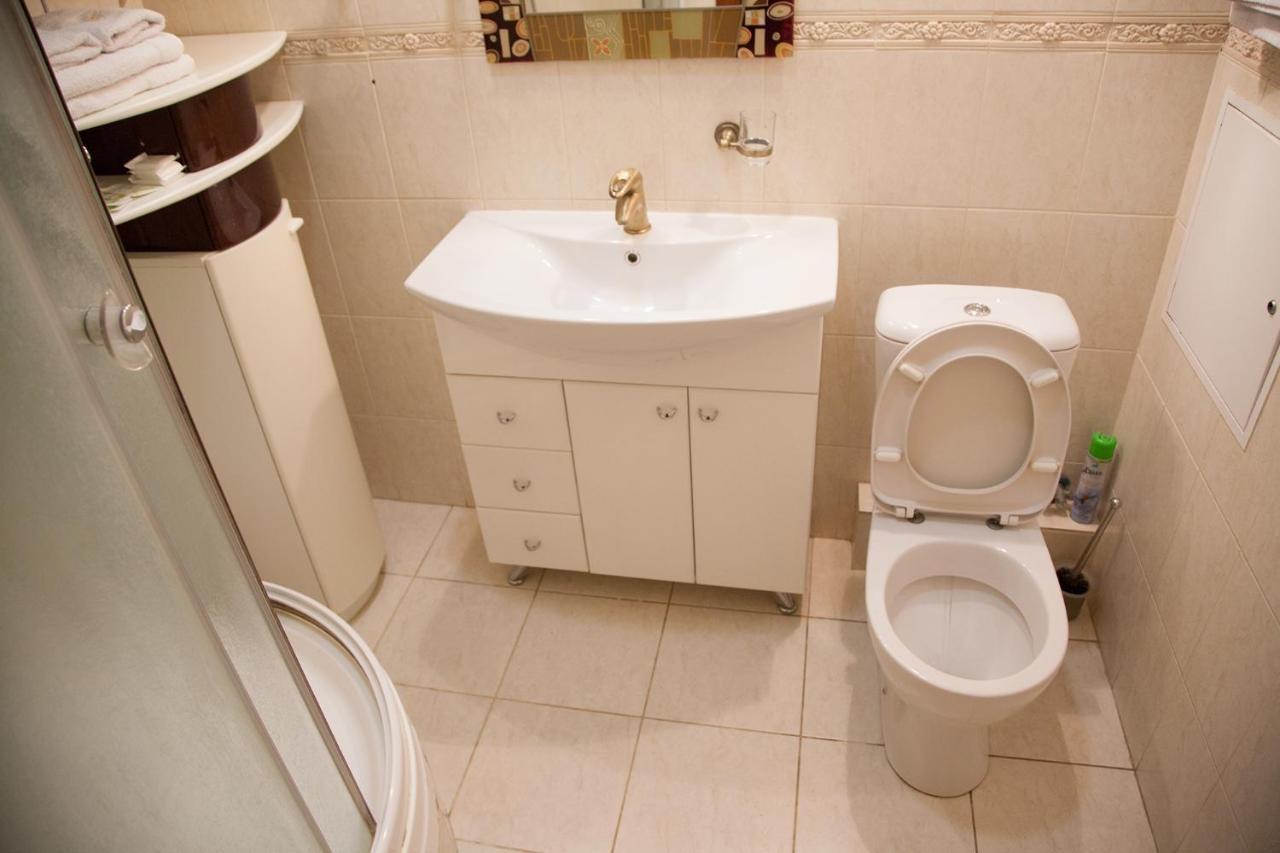 Two Bedroom Apartment With Balcony Kiev Buitenkant foto