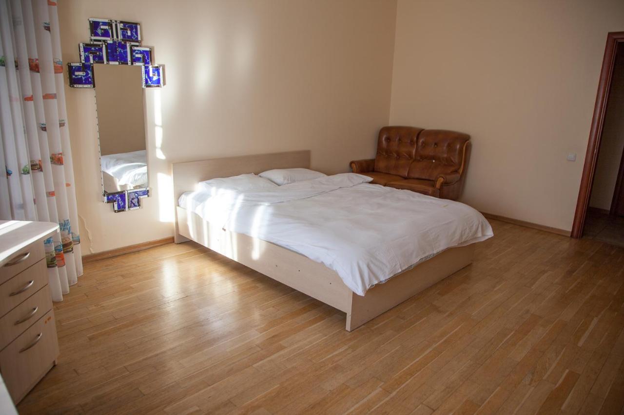 Two Bedroom Apartment With Balcony Kiev Buitenkant foto