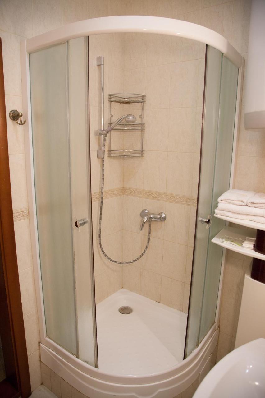 Two Bedroom Apartment With Balcony Kiev Buitenkant foto