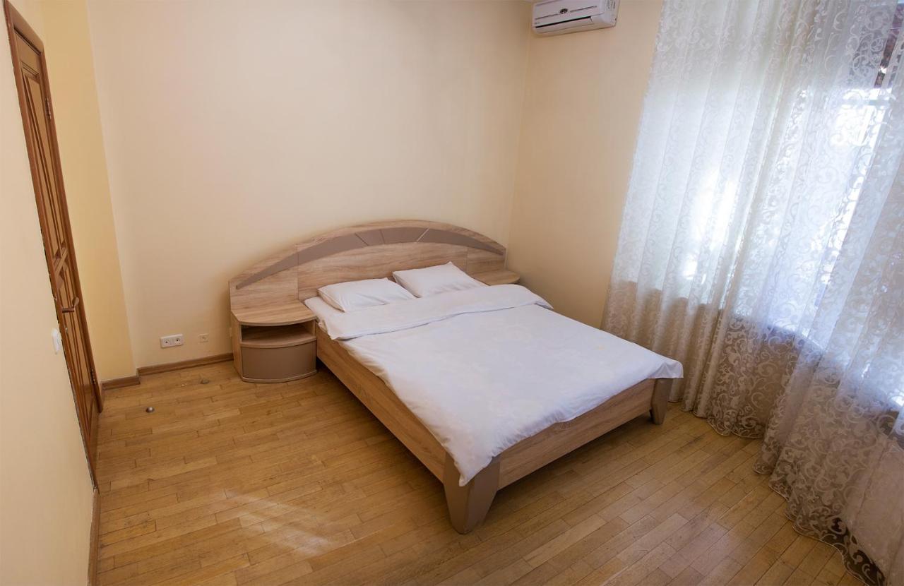 Two Bedroom Apartment With Balcony Kiev Buitenkant foto
