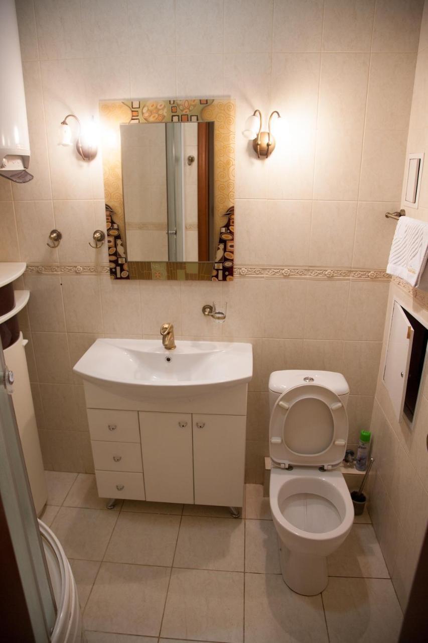 Two Bedroom Apartment With Balcony Kiev Buitenkant foto
